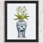 Vase bleu et blanc orné de motifs floraux, contenant un beau bouquet de fleurs blanches aux feuilles vertes.