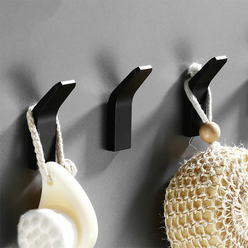 Crochet mural gris clair dans une salle de bain moderne