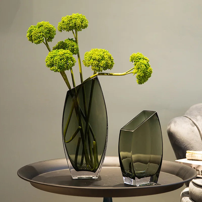 Vase en verre carré avec fleurs blanches décoration nordique
