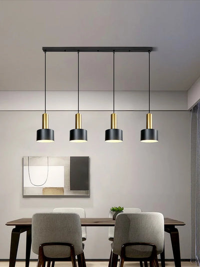 Lustre nordique moderne avec abat-jour vert dans un salon épuré