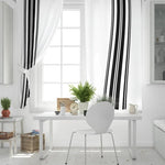 Rideaux blancs avec rayures noires dans une pièce moderne et lumineuse, décorée d'un bureau blanc et d'une chaise élégante. Le style minimaliste est accentué par des plantes vertes et des accessoires décoratifs sur le bureau, créant une atmosphère apaisante et élégante. Cette image représente une décoration intérieure contemporaine idéale pour un espace de travail ou un salon moderne.