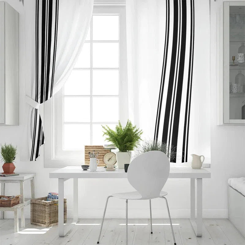 Rideaux blancs avec rayures noires dans une pièce moderne et lumineuse, décorée d'un bureau blanc et d'une chaise élégante. Le style minimaliste est accentué par des plantes vertes et des accessoires décoratifs sur le bureau, créant une atmosphère apaisante et élégante. Cette image représente une décoration intérieure contemporaine idéale pour un espace de travail ou un salon moderne.