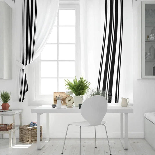 Rideaux blancs avec rayures noires dans une pièce moderne et lumineuse, décorée d'un bureau blanc et d'une chaise élégante. Le style minimaliste est accentué par des plantes vertes et des accessoires décoratifs sur le bureau, créant une atmosphère apaisante et élégante. Cette image représente une décoration intérieure contemporaine idéale pour un espace de travail ou un salon moderne.