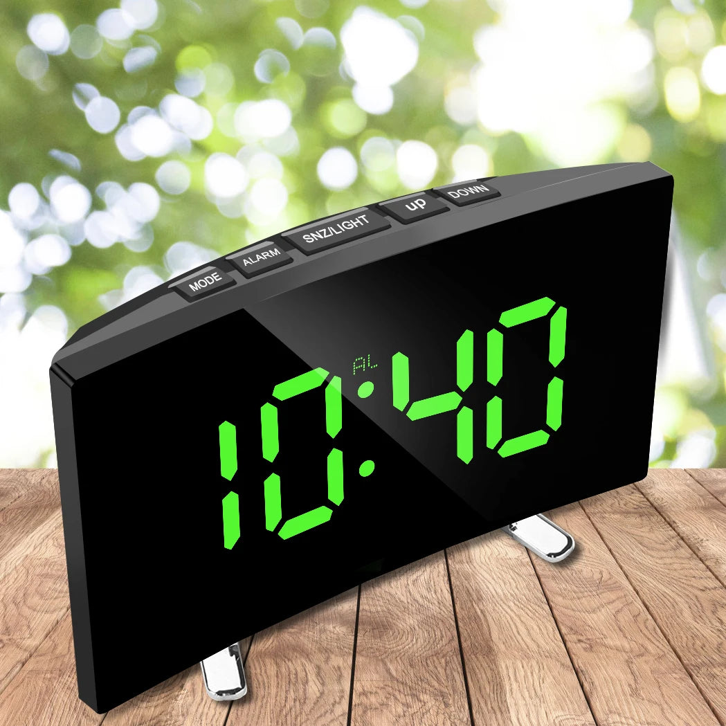 horloge numérique moderne écran LED noir vert affichage clair pieds métalliques Boutons noirs USB