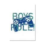 L'image présente les mots "BOYS RULE" entourés de contrôleurs de jeux vidéo et autres éléments liés aux jeux.
