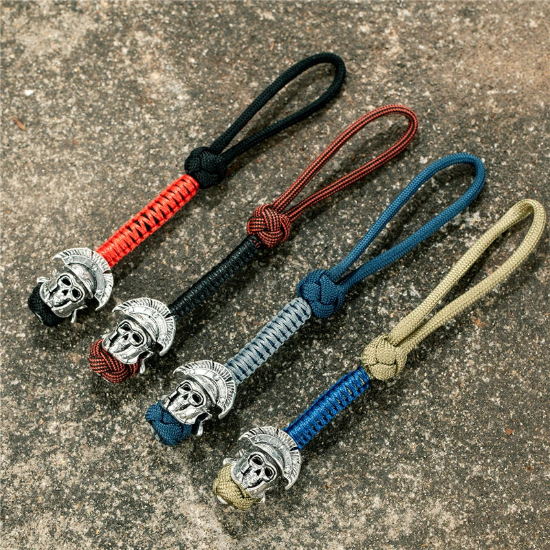 Porte-clés couteau détaillé montrant le design vintage et le mousqueton