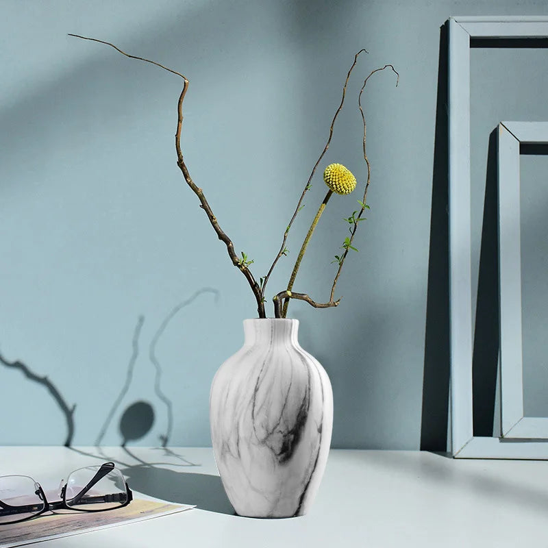 Vase blanc nordique minimaliste dans un intérieur contemporain
