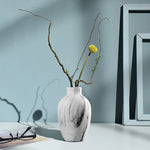 Vase blanc nordique minimaliste dans un intérieur contemporain