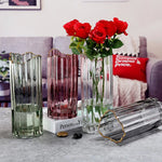 vase verre transparent moderne rayures horizontales couleurs vert gris rose rouge dorés fleurs artificielles