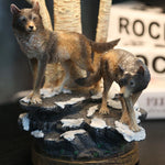 Détail du motif loup en résine sur la lampe