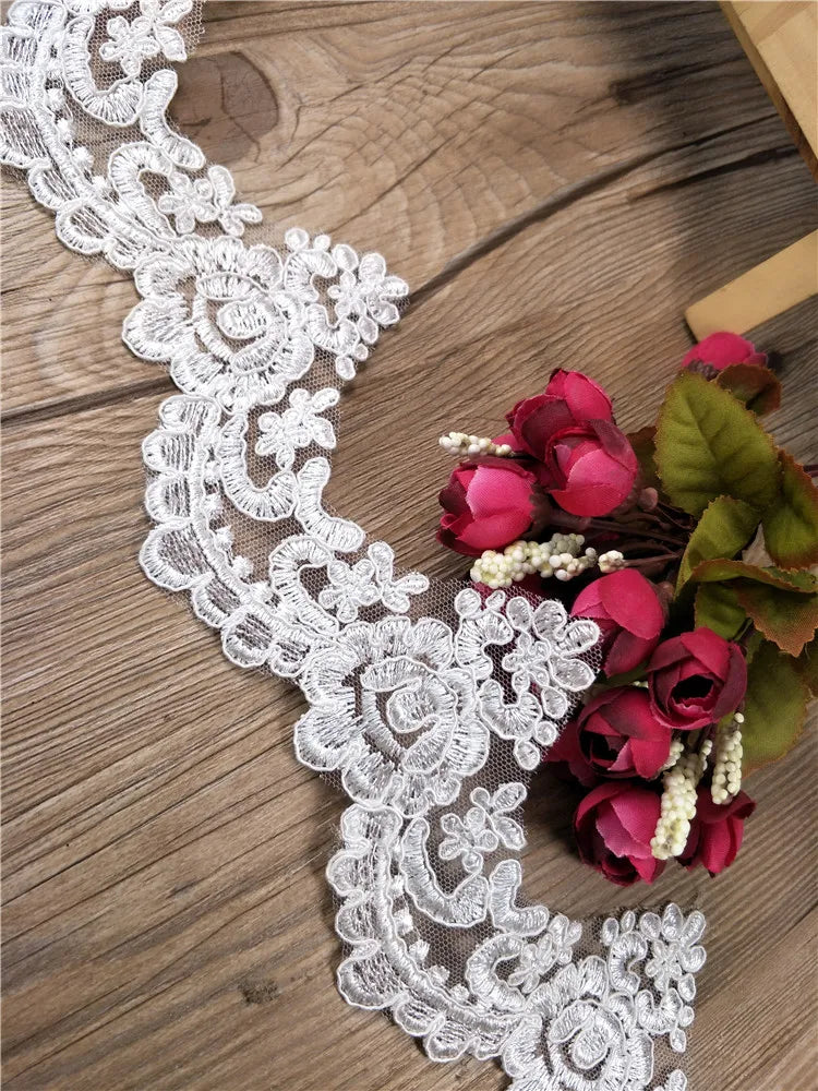 dentelle florale blanc motifs ajourés romantique translucide mariage décoration artisanale appliquée tissu