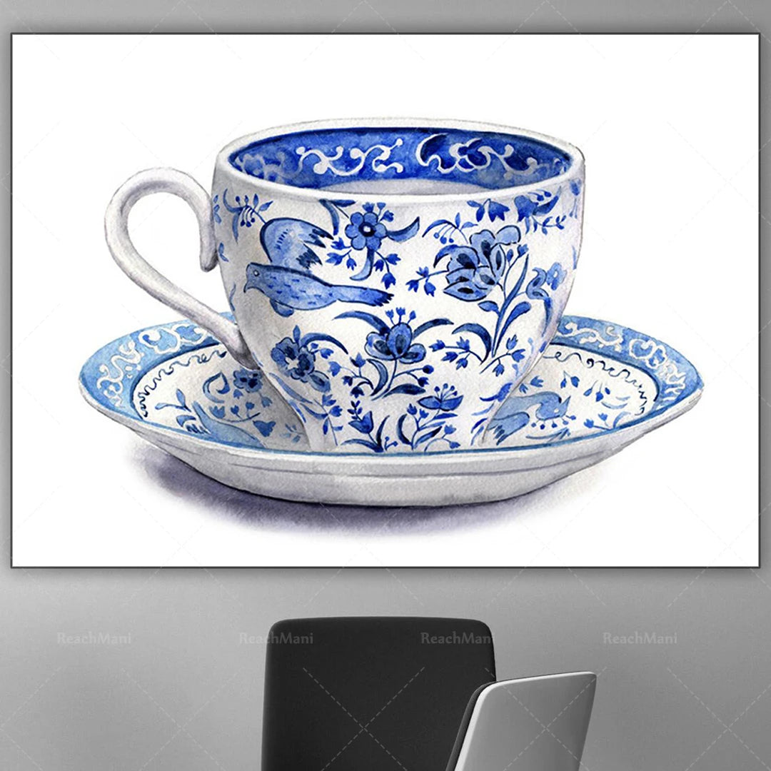 Une tasse de thé bleue et blanche décorée de fleurs et d'oiseaux décoratifs.