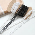 rubans dentelle fine blanche noire motifs floraux ours classique romantique écologique soluble eau