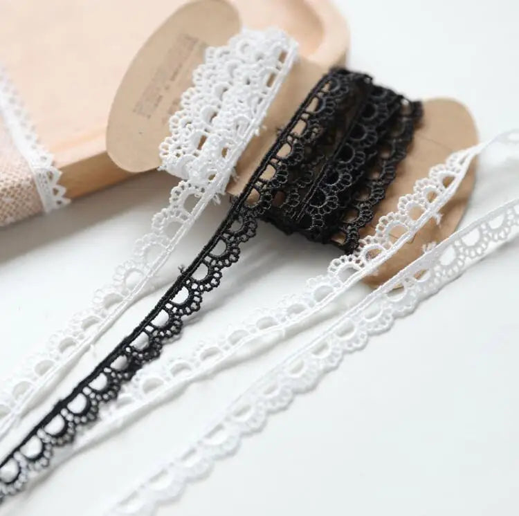 rubans dentelle fine blanche noire motifs floraux ours classique romantique écologique soluble eau