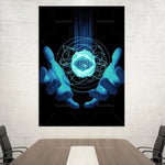 Une image abstraite montrant des mains tenant un élément central lumineux et géométrique sur un fond sombre avec des lignes et des formes géométriques.