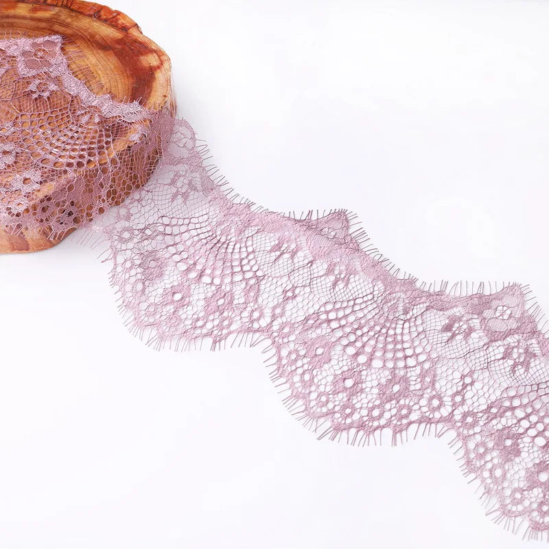 tissu dentelle fleurs franges rose pâle blanc noir vert rouge violet gris classique
