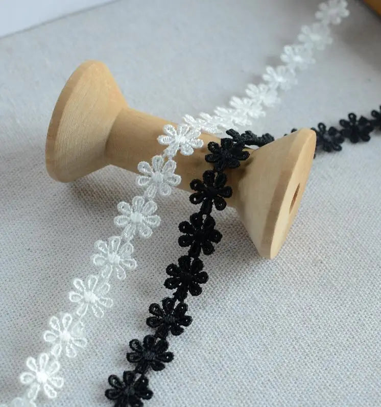 ruban dentelle blanc noir fleurs relief classique couture projet décoration tissu polyester