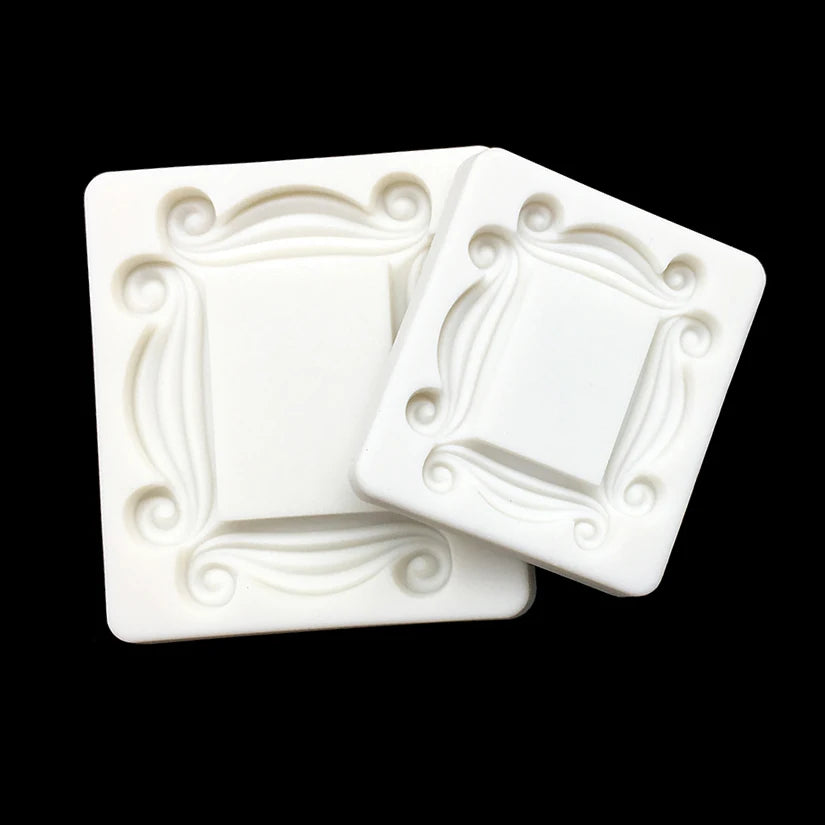 moules silicone gâteaux fondant chocolat blanc jaune motifs cadres volutes texturés baroques