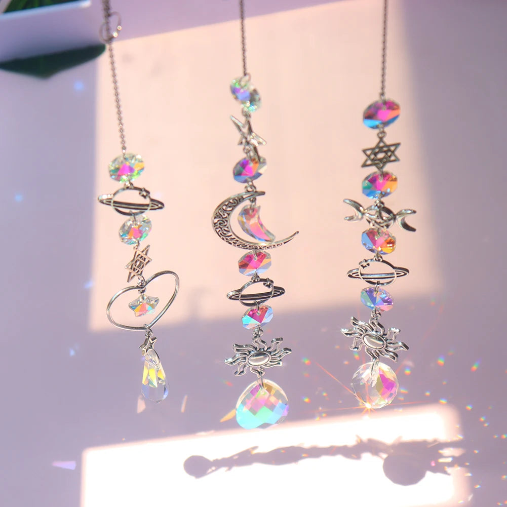 décoration bohème suncatcher cristal irisé motif céleste chaîne métal argenté lune soleil planètes étoiles