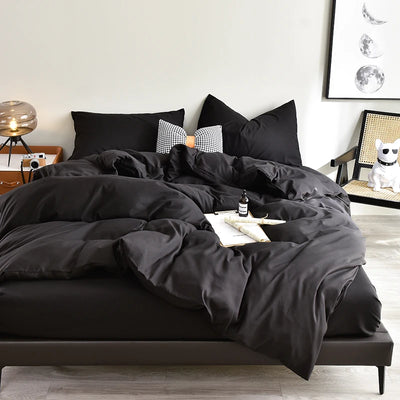 Parure de lit noire 180x200 cm sur un lit king size