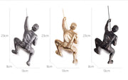 sculpture murale homme escalade résine argentée bronze doré gris moderne décoration intérieure fixations murales