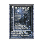 Cette image représente un loup noir avec des yeux brillants dans un paysage nocturne, entouré d'un cadre décoratif. Elle transmet un message d'encouragement et d'amour d'une tante à son neveu, lui prodiguant des conseils pour affronter les moments difficiles de la vie.