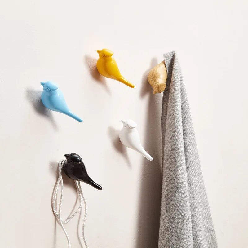 porte clés porte manteaux oiseaux stylisés moderne bleu jaune blanc bois naturel adhésif clés