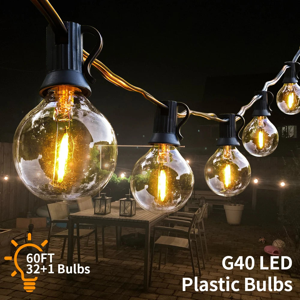 Guirlande lumineuse LED G40 blanche illuminant un patio la nuit
