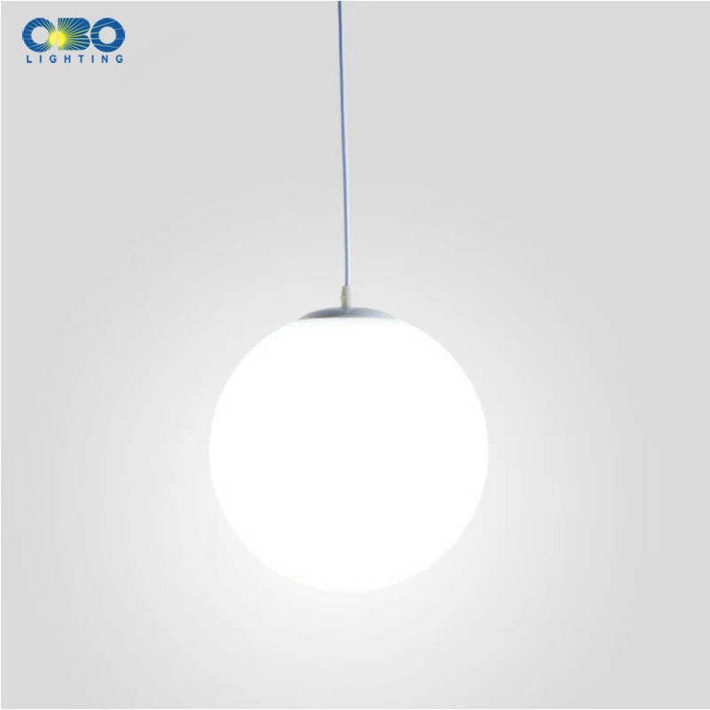 Détail de la lampe à suspension en verre blanc avec cordon pendentif