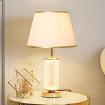 Lampe de chevet en verre éclairée dans un salon élégant