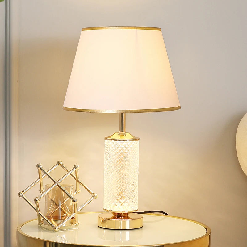 Lampe de chevet en verre éclairée dans un salon élégant