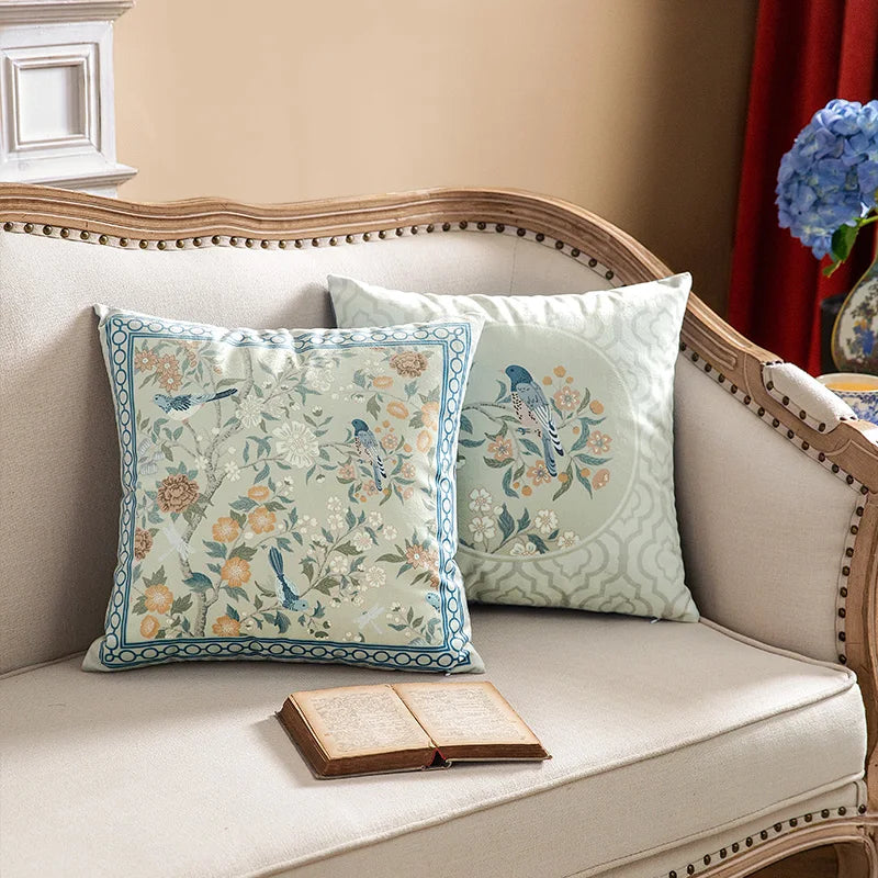 coussin décoratif motif oiseaux fleurs traditionnel tissu velours couleur beige opacité 45x45cm usage lit