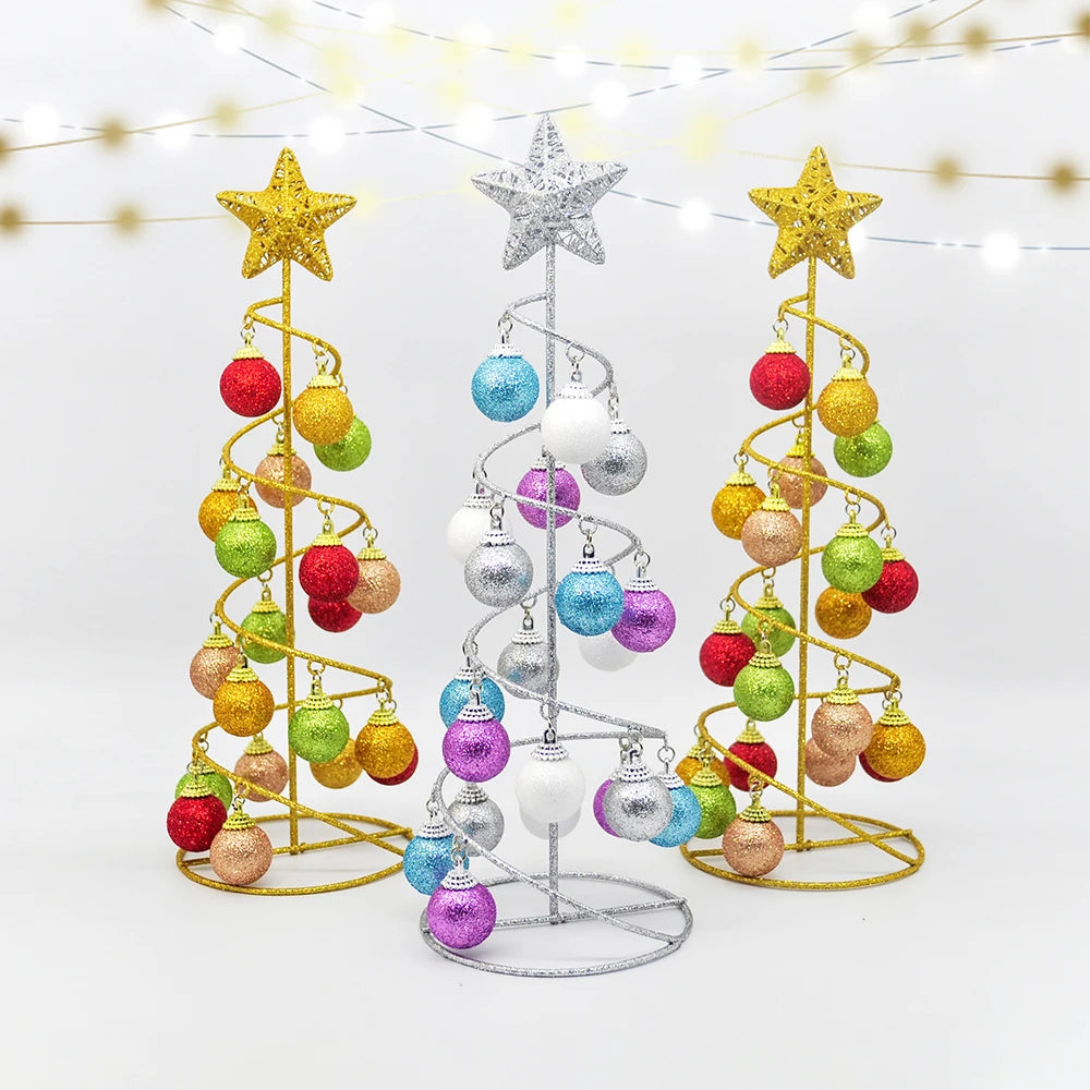 Sapin de Noël en fer forgé doré avec boules décoratives
