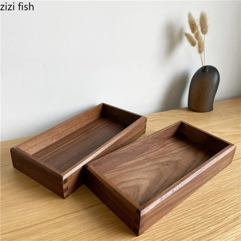 Plateau de rangement en bois noyer noir sur un bureau moderne