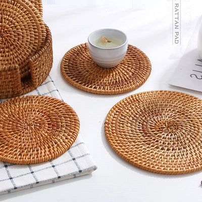 Set de table rond en rotin naturel rétro vu de dessus