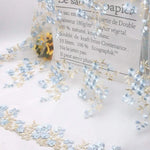 tissu décoratif brodé fleurs feuilles polyester translucide bleu clair rose blanc occasion fête mariage