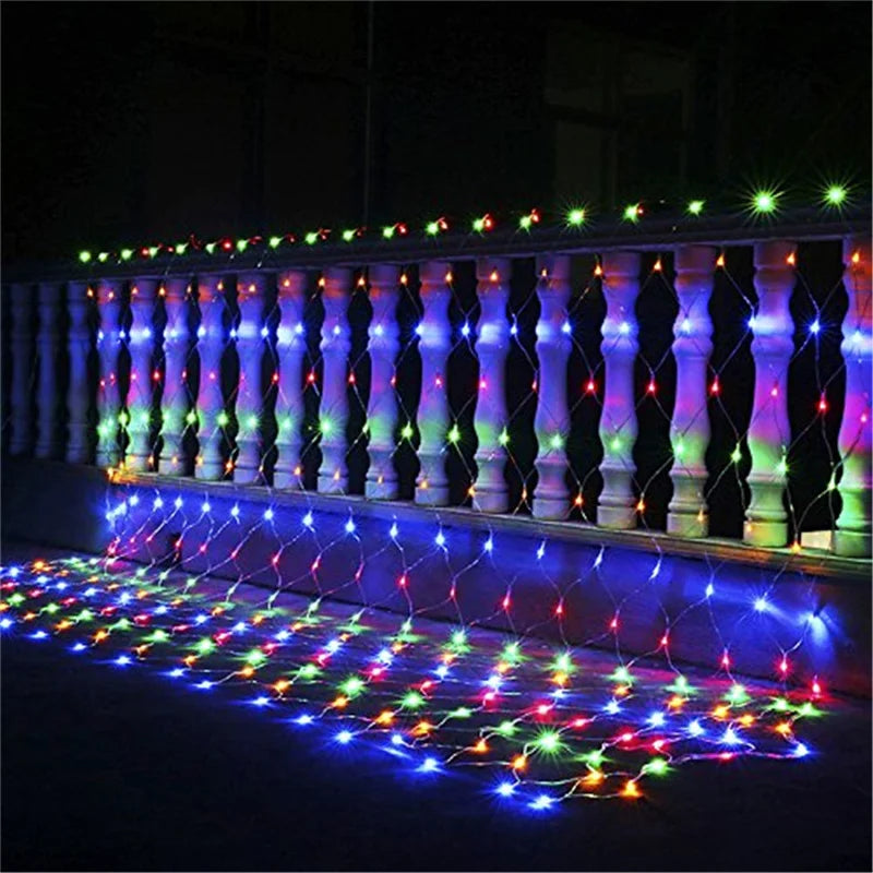 Guirlande lumineuse rideau décorant un jardin pour Noël