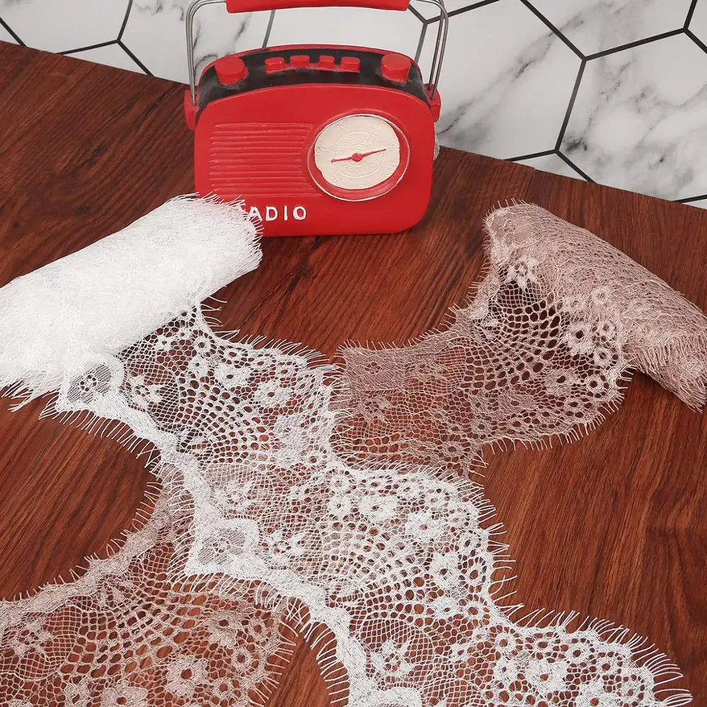tissu dentelle fleurs franges rose pâle blanc noir vert rouge violet gris classique