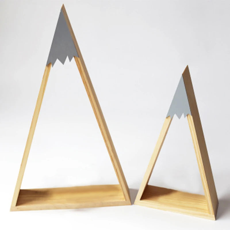 triangle rangement bois naturel motif géométrique minimaliste figurines nuages arc ciel chambre enfant