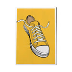 Illustration d'une chaussure de sport jaune, avec des lacets croisés et un style de tennis classique.