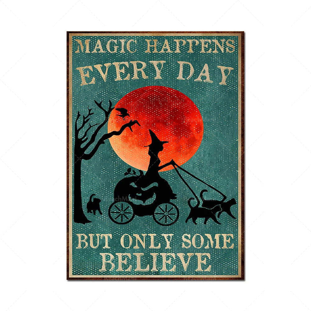 Cette affiche colorée et mystique montre un paysage nocturne avec une énorme lune rouge et une silhouette de sorcière conduisant un chariot tiré par des chats noirs, accompagné du texte "La magie se produit tous les jours, mais seulement certains y croient".