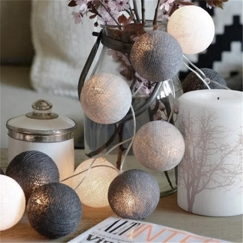 Guirlande lumineuse à boules utilisée pour décorer un sapin de Noël