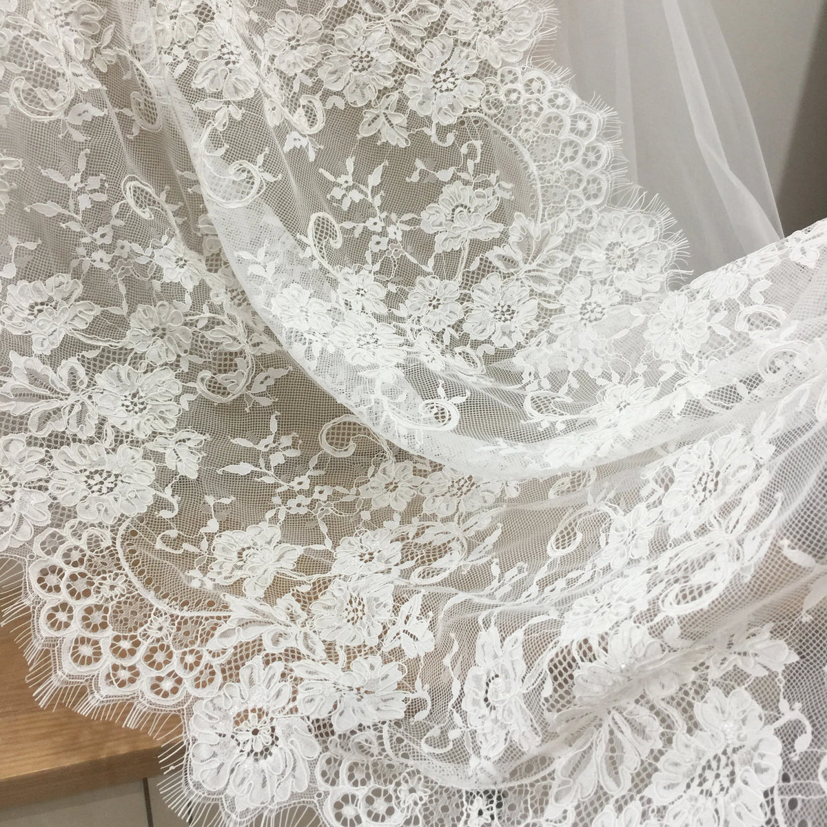 tissu dentelle organza blanc motifs floraux bordure festonnée romantique transparent 70cm large écologique soluble