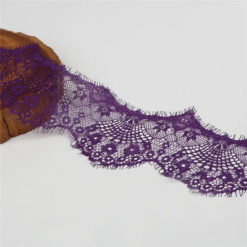 tissu dentelle fleurs franges rose pâle blanc noir vert rouge violet gris classique