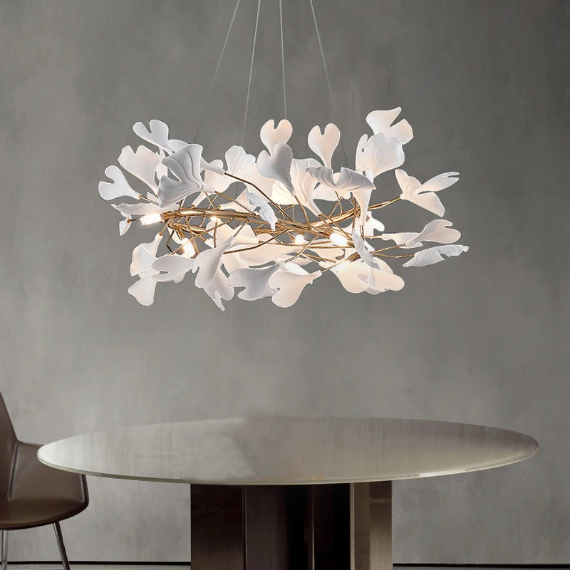 lampe suspendue feuilles gingko blanc doré contemporaine élégante salon chambre lumière chaînes porcelainière