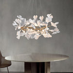 lampe suspendue feuilles gingko blanc doré contemporaine élégante salon chambre lumière chaînes porcelainière
