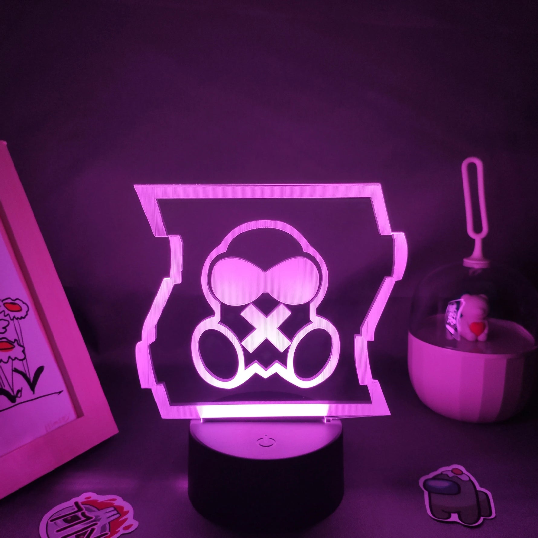 Lampe 3D masque à gaz vue de côté montrant design détaillé