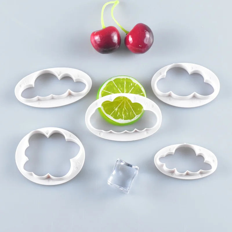 moules biscuits nuages blancs découpes opaques décoration pâtisserie enfantins sets cuisson gâteaux