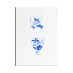 Une vase de porcelaine ornée de fleurs stylisées dans des tons bleus délicats.