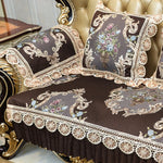 Ensemble de canapé vintage avec un motif floral élégant et des bordures ornées de dentelle, créant une ambiance chic et luxueuse dans un intérieur.